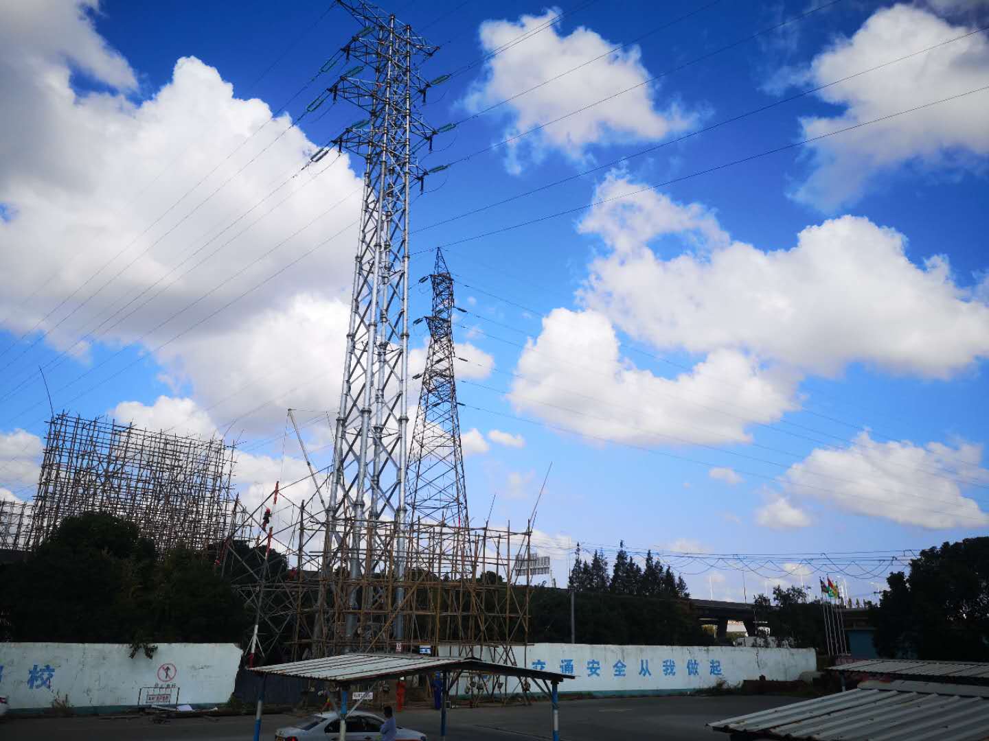浙江寧波首次跨越兩條高速公路開(kāi)展線(xiàn)路改造 為迎峰度冬“強(qiáng)筋健骨”