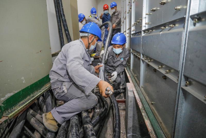 與時(shí)間賽跑，為生命加速 電力員工星夜鏖戰(zhàn)為醫(yī)院用電“增容”