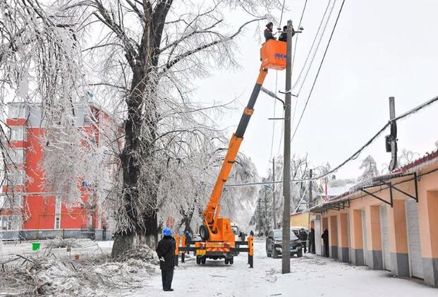 受強(qiáng)雨雪大風(fēng)冰凍天氣影響，吉林延邊全力搶修供電線路