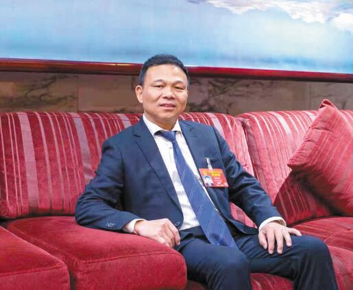 強(qiáng)電網(wǎng)優(yōu)服務(wù) 推動(dòng)城鄉(xiāng)一體化發(fā)展——訪全國(guó)人大代表、奧克斯集團(tuán)有限公司董事長(zhǎng)鄭堅(jiān)江