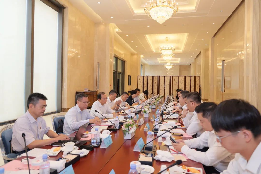 華為電力數(shù)字化軍團(tuán)CEO孫福友與國家電投總經(jīng)理江毅會(huì)談