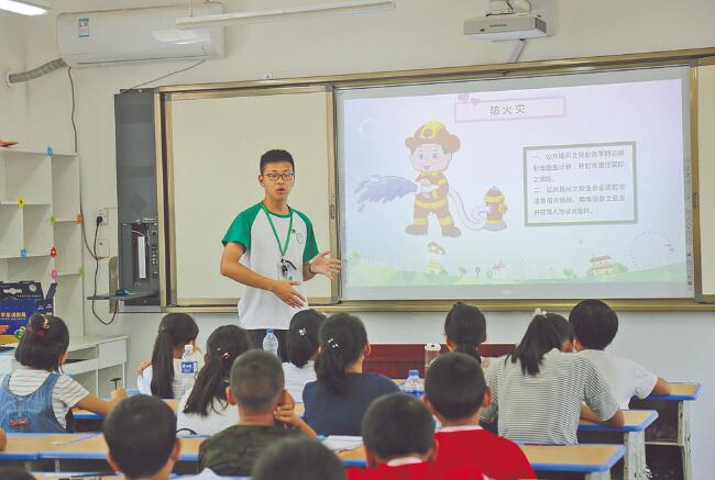郝明?。簬椭嗳?傳遞更多溫暖