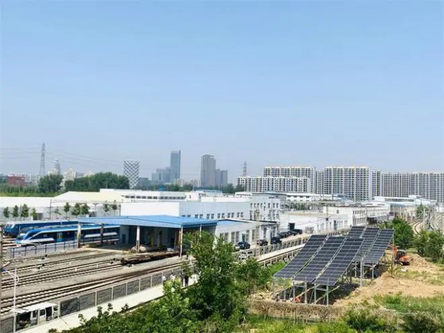 全國(guó)首個(gè)！英利集團(tuán)“光伏+鐵路”示范項(xiàng)目順利并網(wǎng)