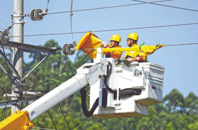 四川廣安：40攝氏度，他們帶電作業(yè)