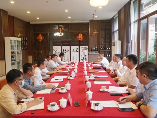 中國(guó)電建黨委常委、副總經(jīng)理徐鵬程與海南萬(wàn)寧市委書(shū)記蓋文啟、市長(zhǎng)王三防座談