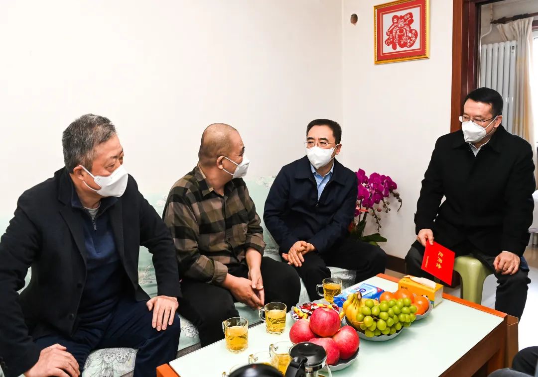 鄒磊、劉明勝走訪慰問退休老領(lǐng)導(dǎo)、勞模遺屬、困難黨員群眾