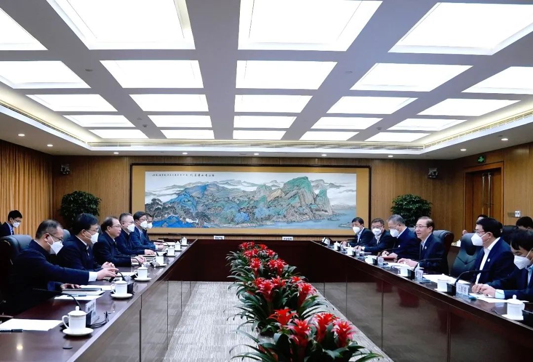 華電集團(tuán)董事長江毅、總經(jīng)理葉向東與國家電網(wǎng)董事長辛保安、總經(jīng)理張智剛舉行會(huì)談