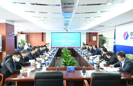中國(guó)電建黨委書記、董事長(zhǎng)丁丁焰章與內(nèi)蒙古電力集團(tuán)黨委書記、董事長(zhǎng)賈振國(guó)會(huì)談