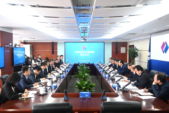 中國電建黨委書記、董事長(zhǎng)丁焰章與中國誠通集團(tuán)黨委書記、董事長(zhǎng)朱碧新會(huì)談