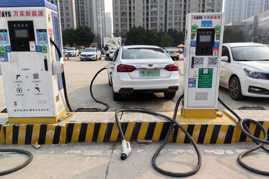 新能源車充電槍被扔積水中，對“城市家電”需多加愛護
