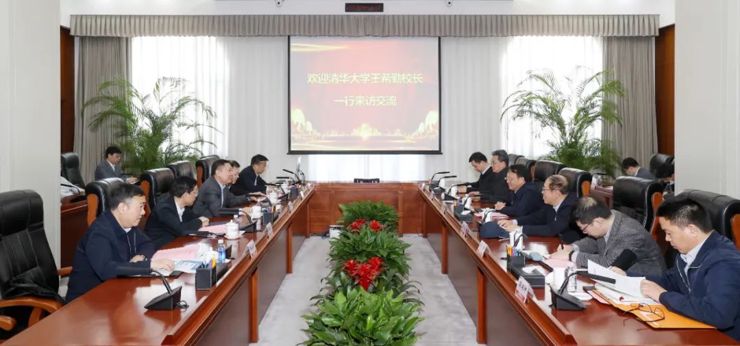 顧軍與清華大學(xué)黨委副書記、校長(zhǎng)王希勤會(huì)談