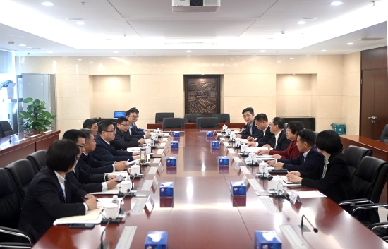 中國電建黨委常委、副總經(jīng)理王小軍與中國華電集團(tuán)黨組成員、副總經(jīng)理李旭紅會談