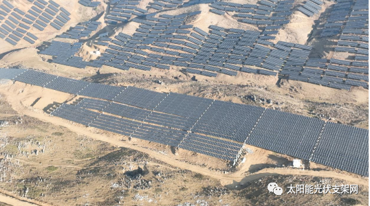 安泰科柔性太陽(yáng)能光伏支架助力全國(guó)海拔最高、坡度最大光伏項(xiàng)目
