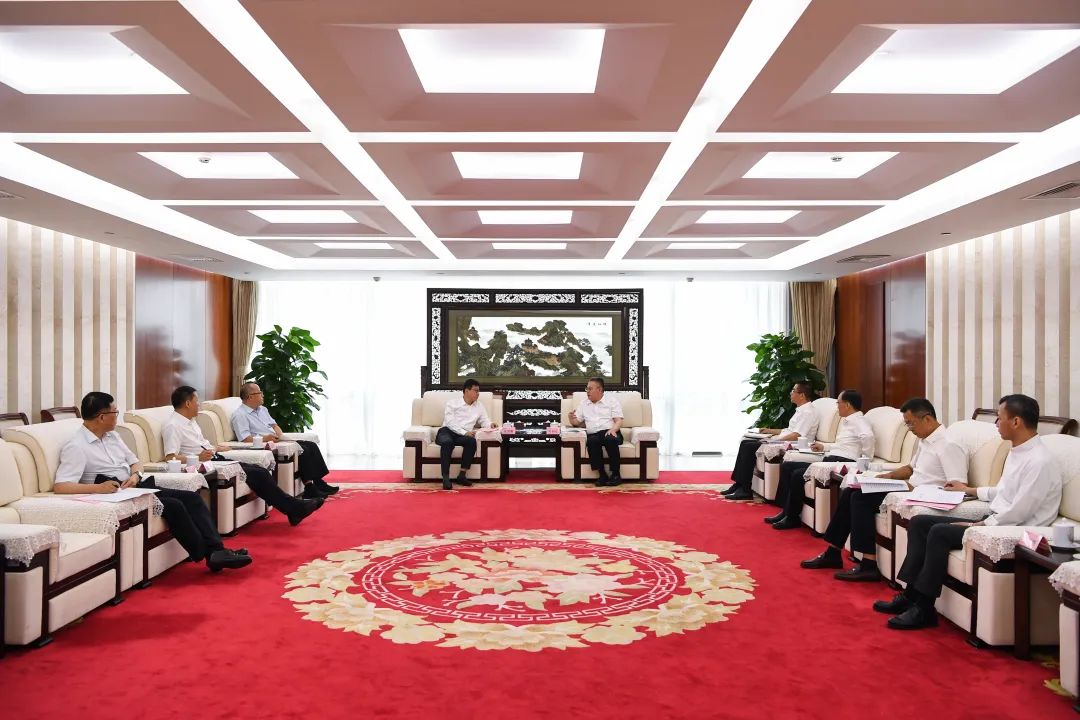 葉向東與甘肅省委常委、副省長(zhǎng)張錦剛舉行會(huì)談