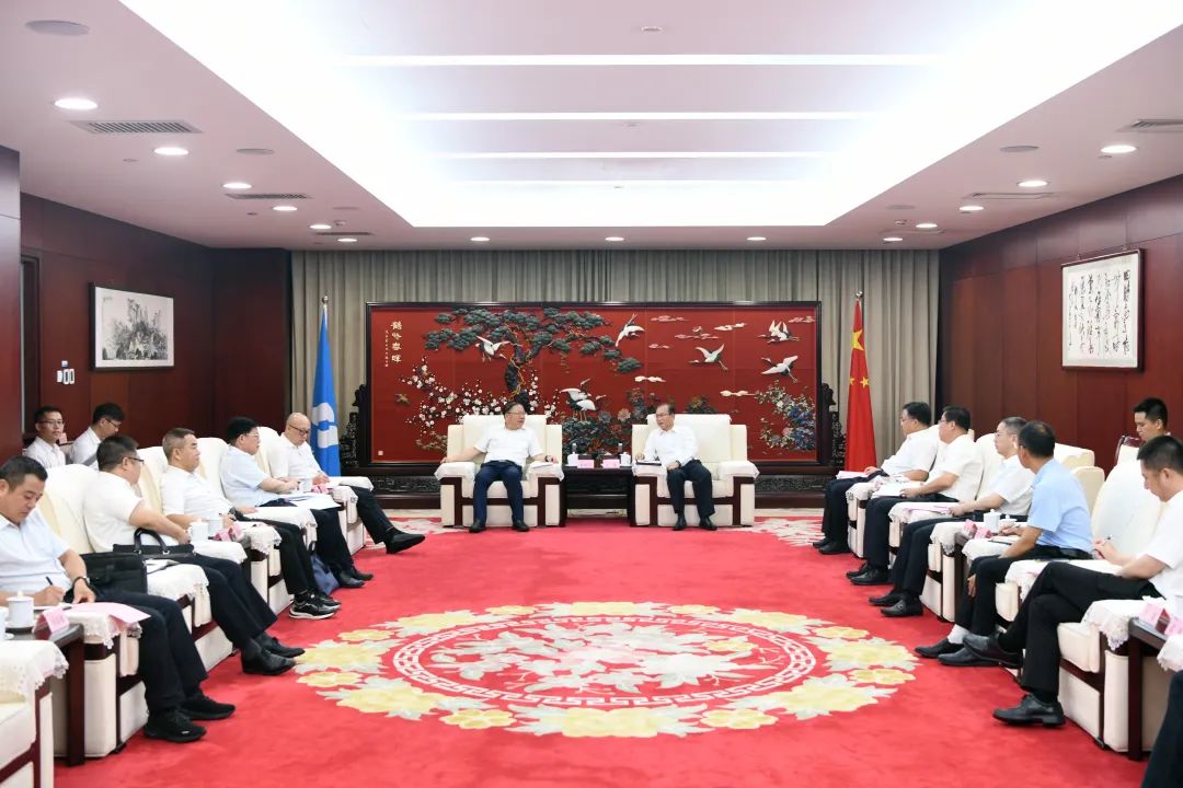江毅與廣西壯族自治區(qū)人民政府黨組成員、國(guó)資委黨委書記秦如培舉行會(huì)談