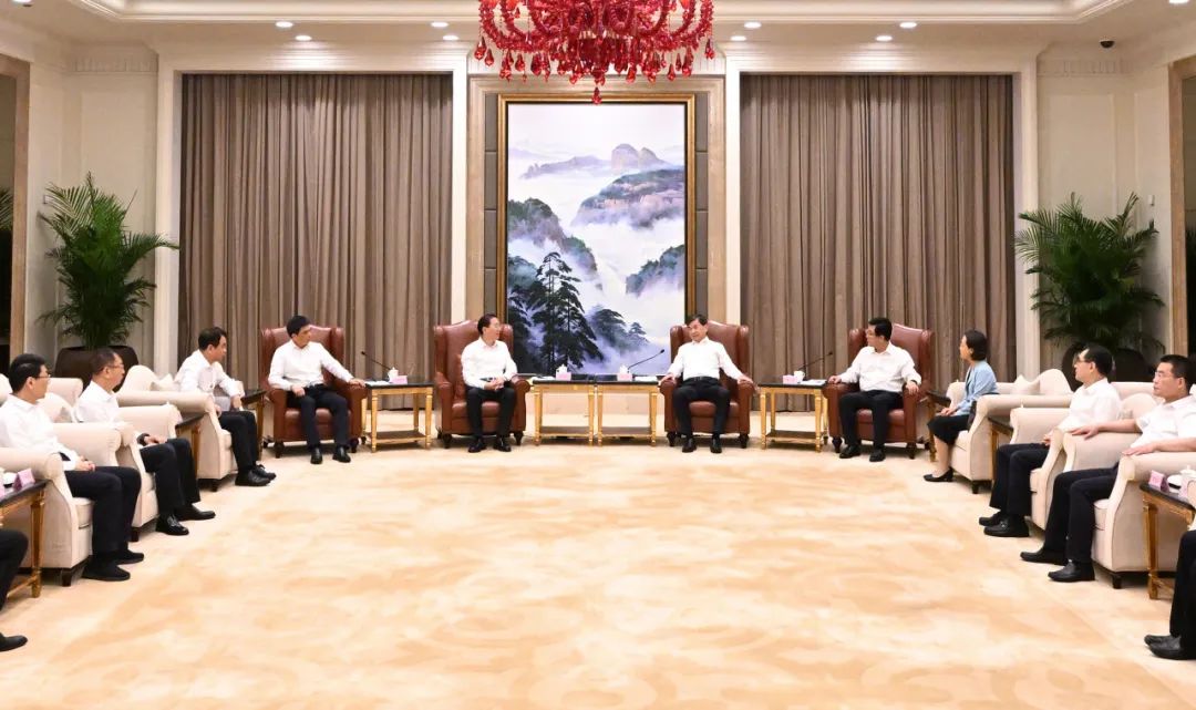 國家電網(wǎng)公司董事長、黨組書辛保安與福建省委書記周祖翼、省長趙龍會談