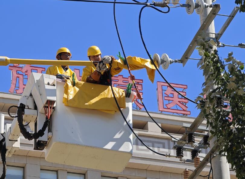 阿拉善供電公司迎夏峰帶電消缺，保醫(yī)電“汗”衛(wèi)民生