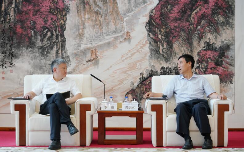 中國能建黨委副書記、總經(jīng)理孫洪水與重慶兩江投資集團黨委書記、董事長李謹(jǐn)會談