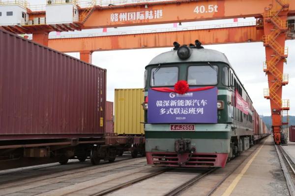 國產(chǎn)新能源汽車，坐火車“出?！?