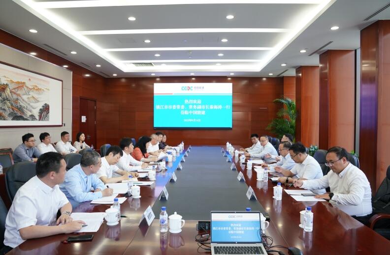 李麗娜與鎮(zhèn)江市委常委、常務副市長秦海濤會談