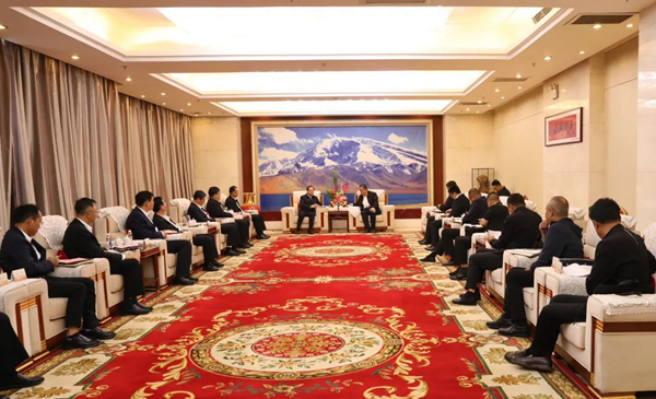 華電集團黨組書記、董事長江毅與喀什地委副書記、行署專員艾尼瓦爾·吐爾遜舉行會談