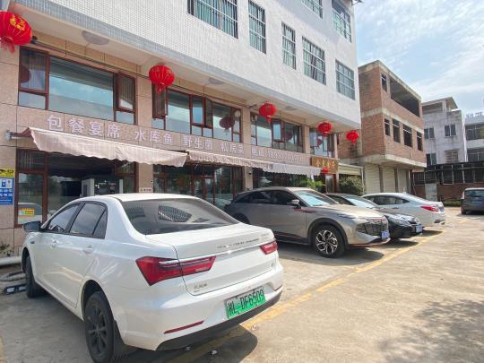 返鄉(xiāng)新能源車主尋覓公用充電樁，鄉(xiāng)村充電補能仍有待解決