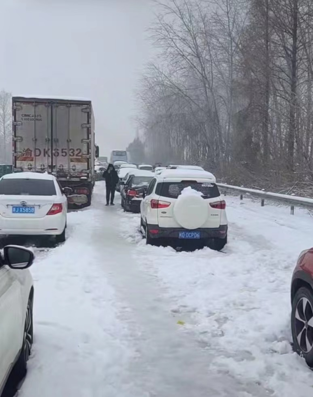 湖北凍雨暴雪導(dǎo)致高速公路堵塞，電動汽車再現(xiàn)“趴窩”
