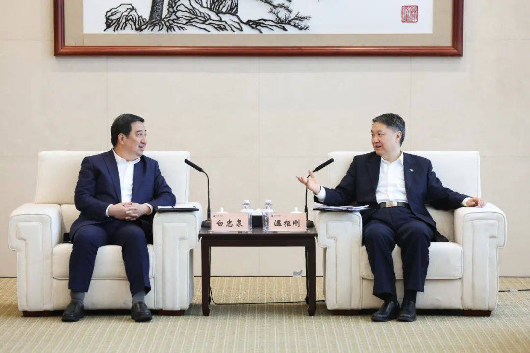 中國電氣裝備董事長白忠泉、總經(jīng)理周群拜訪中國華能董事長溫樞剛