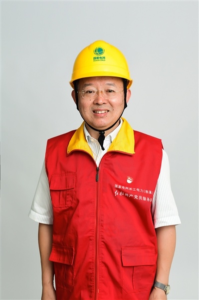 全國(guó)人大代表、國(guó)網(wǎng)浙江慈溪市供電公司客服中心社區(qū)經(jīng)理錢海軍——讓訴訟服務(wù)之光照亮千家萬(wàn)戶