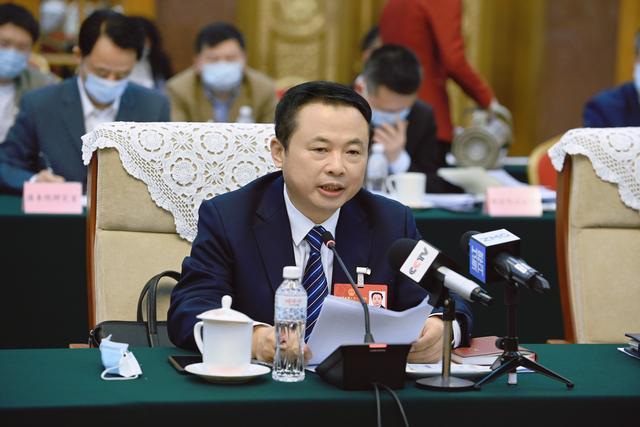 【兩會好聲音】全國人大代表、天能控股董事長張?zhí)烊危和苿印犊稍偕茉捶ā沸抻?，保障國家能源安? width=