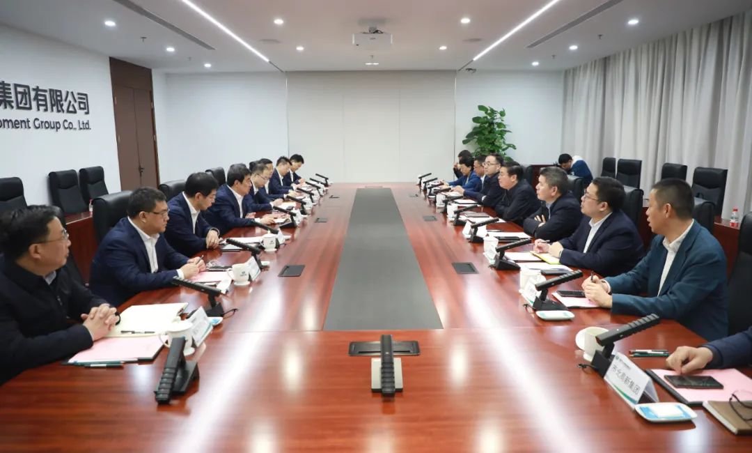 中國電氣裝備黨委書記、董事長白忠泉會見上海市靜安區(qū)委書記于勇