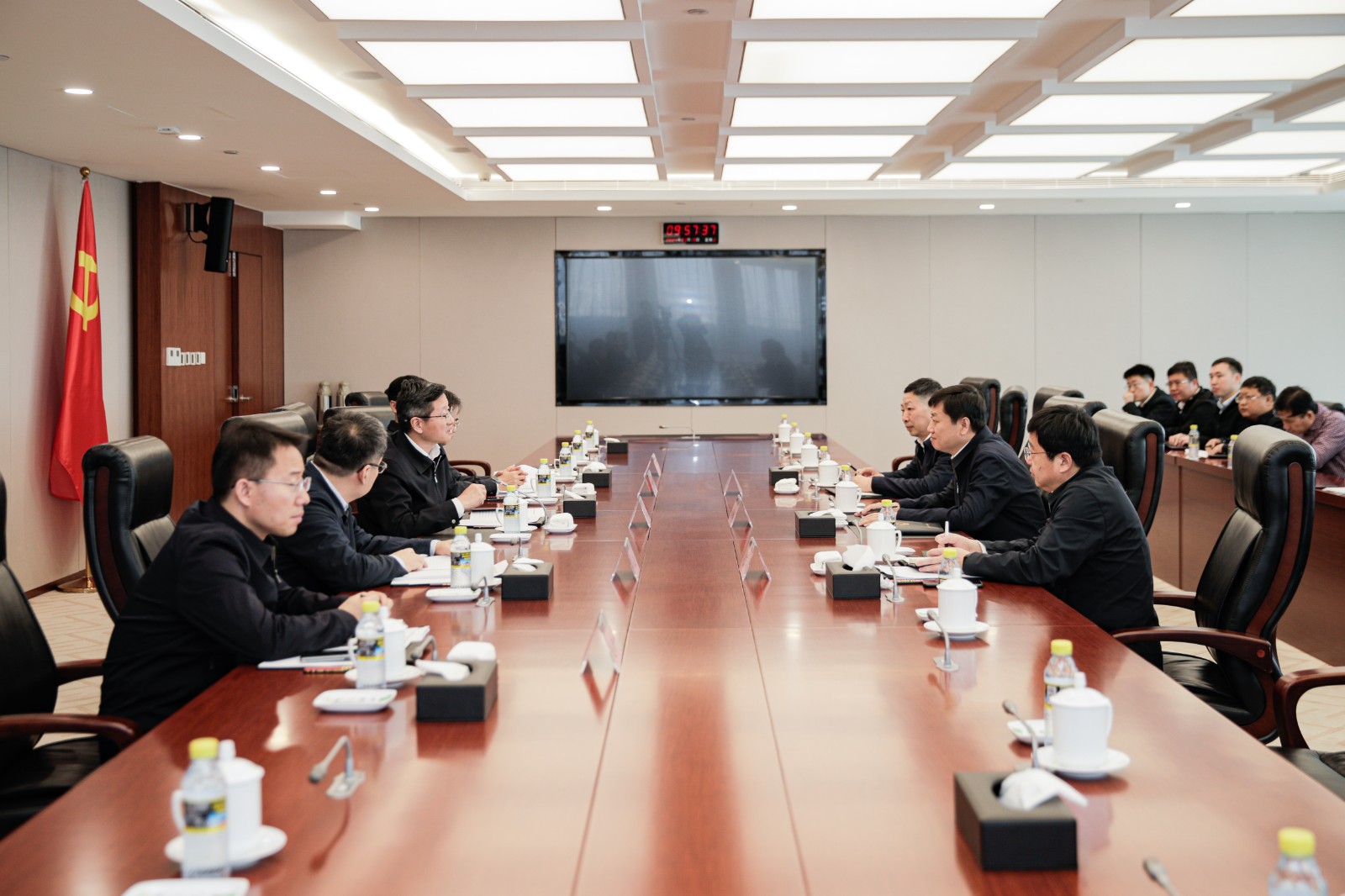 國(guó)家能源集團(tuán)總經(jīng)理、黨組副書記余兵會(huì)見衡水市委副書記、市長(zhǎng)董曉航