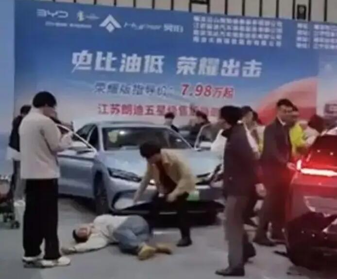 突然啟動(dòng)!參展車(chē)撞傷5人，車(chē)企最新回應(yīng)