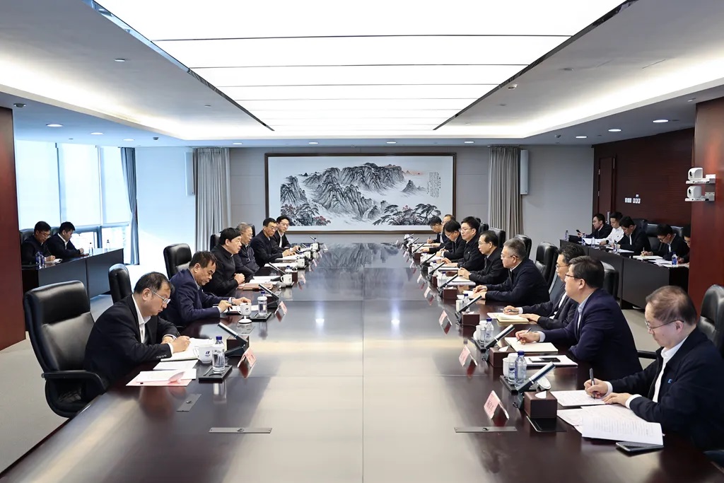華電集團(tuán)董事長(zhǎng)江毅、總經(jīng)理葉向東與國(guó)家電網(wǎng)董事長(zhǎng)、黨組書(shū)記張智剛會(huì)談