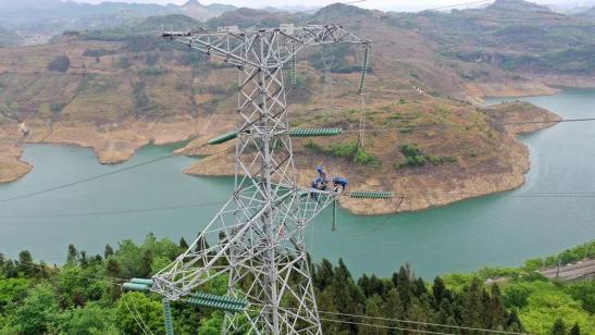貴州興義供電局高空之上，用責(zé)任守護安全送去光明