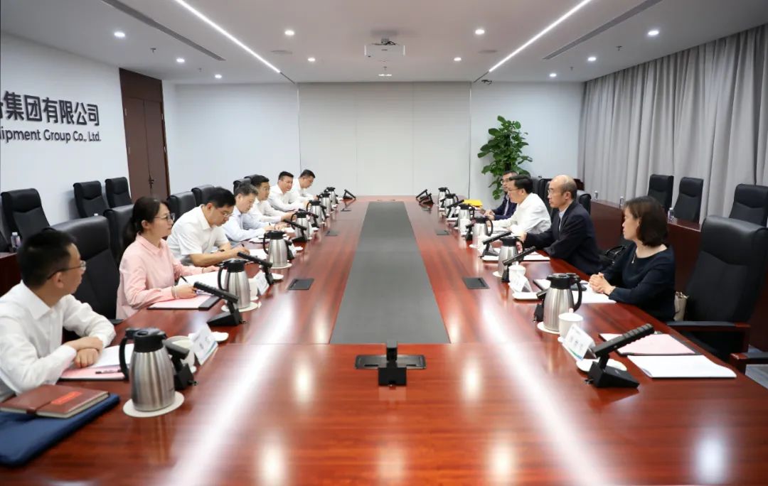 中國電氣裝備黨委副書記、總經(jīng)理周群會(huì)見上海市經(jīng)信委副主任湯文侃