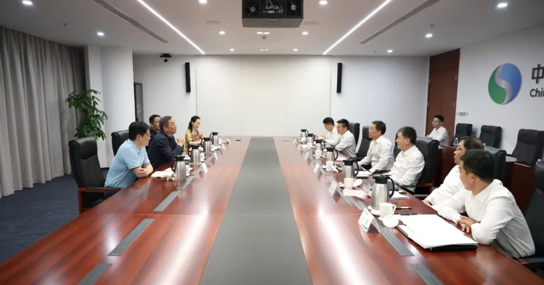 中國(guó)電氣裝備李洪鳳董事長(zhǎng)、周群總經(jīng)理會(huì)見(jiàn)上海市經(jīng)信委副主任戎之勤