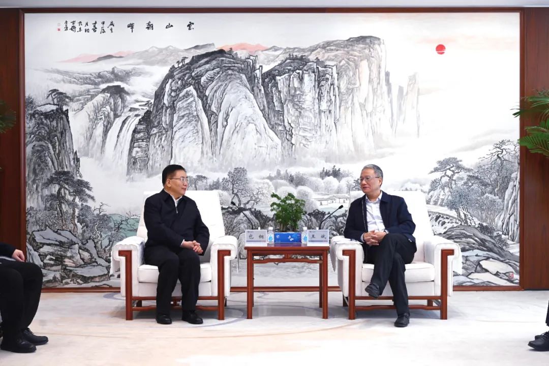 中國(guó)電建黨委副書記、總經(jīng)理王斌與內(nèi)蒙古自治區(qū)黨委常委、呼和浩特市委書記包鋼會(huì)談