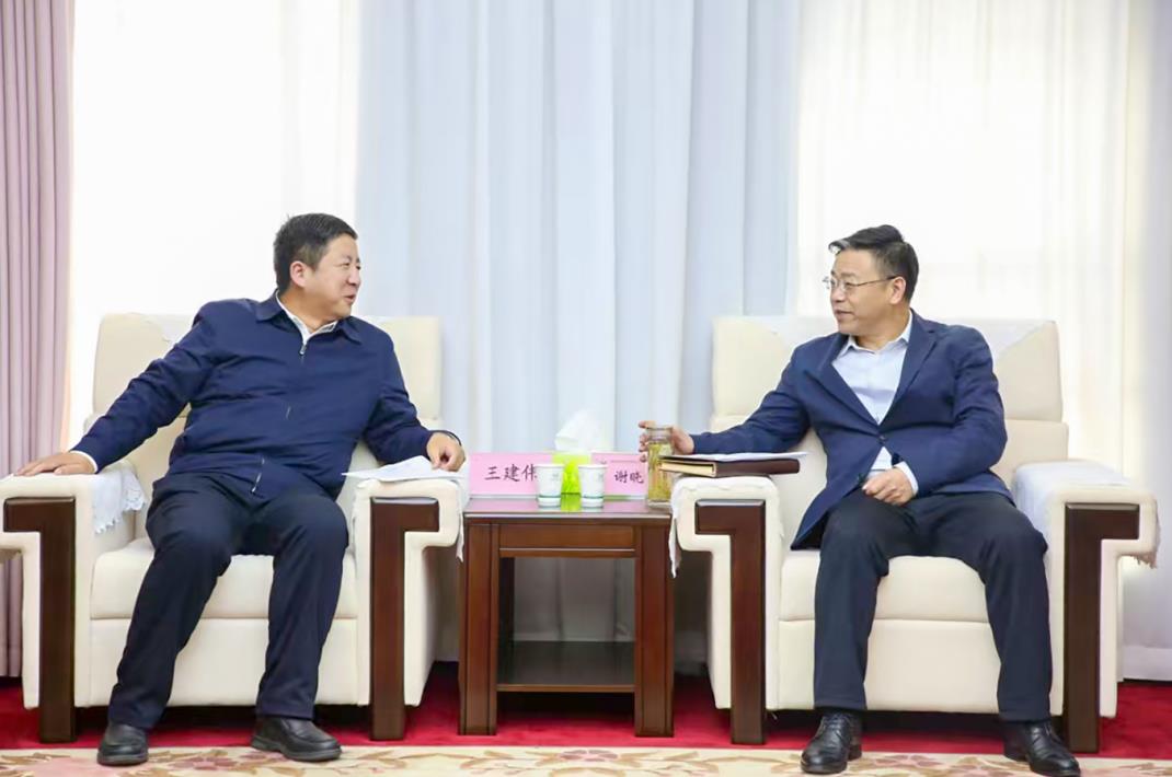 大唐甘肅公司黨委書(shū)記、董事長(zhǎng)王建偉與甘肅能化集團(tuán)黨委書(shū)記、董事長(zhǎng)謝曉鋒會(huì)談