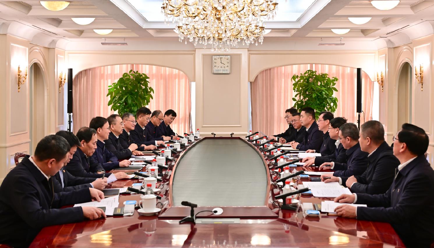大唐集團(tuán)董事長(zhǎng)鄒磊、總經(jīng)理張傳江與中國(guó)安能董事長(zhǎng)陳奕輝、總經(jīng)理周慶豐會(huì)談