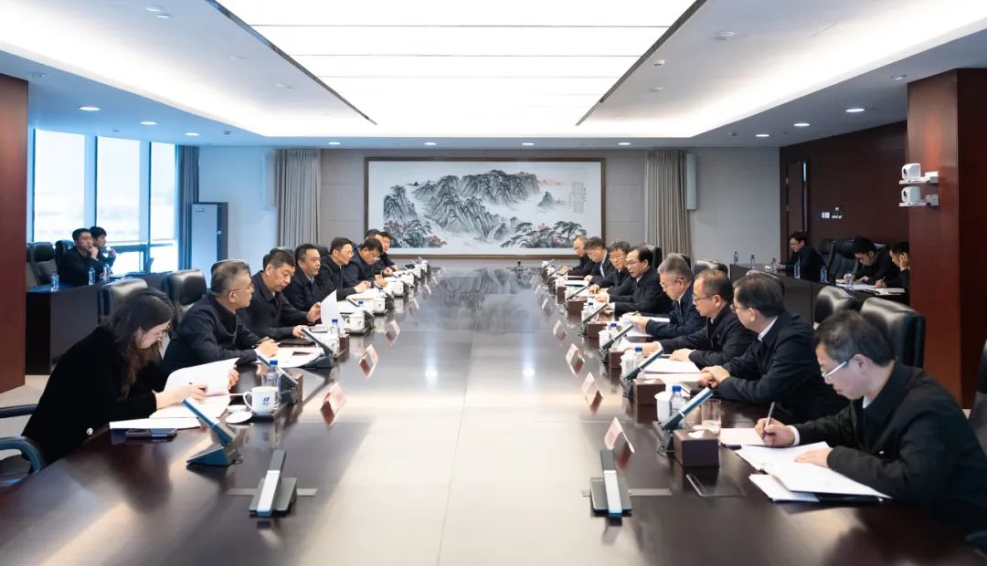 華電集團(tuán)董事長江毅、總經(jīng)理葉向東與哈電集團(tuán)董事長曹志安、總經(jīng)理黃偉舉行會談