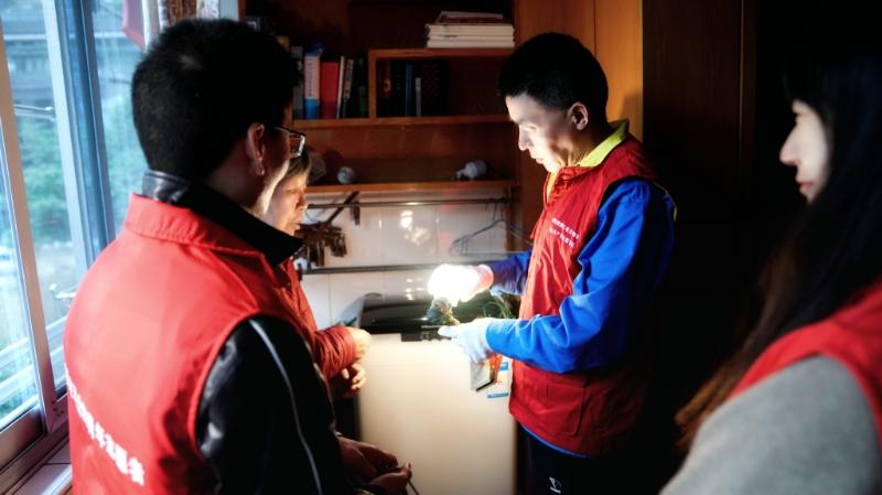 國網(wǎng)浙江物資公司電力青年主動(dòng)上門服務(wù)，“電暖”千萬家